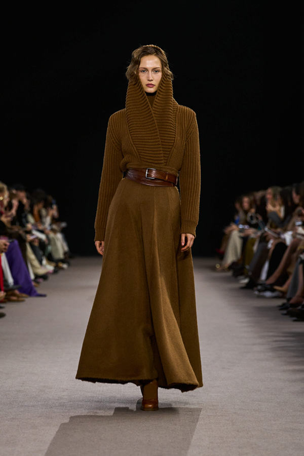 コート Max Mara FW25 Max Mara Coats (2521018011600 10806005) Untamed Heroine: Fall-Winter 2025 Fashion Show | Max Mara